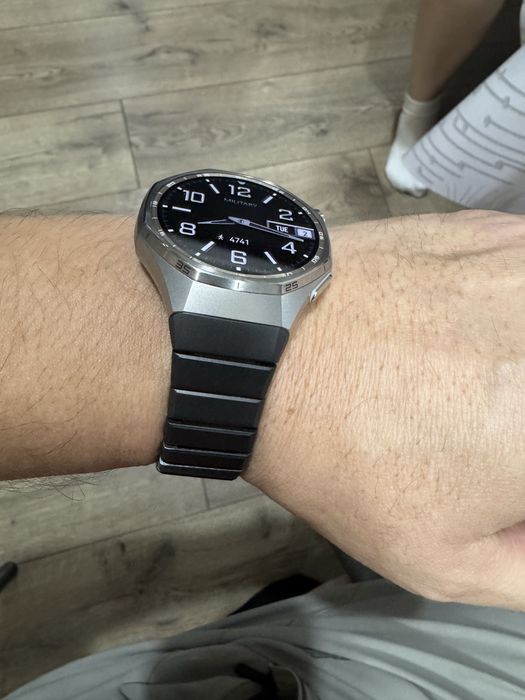 Продам ремешок титановый на часы Huawei GT6 подходят так же на GT5.