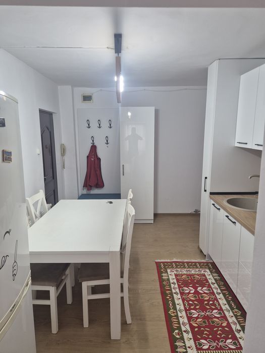 Inchiriez apartament