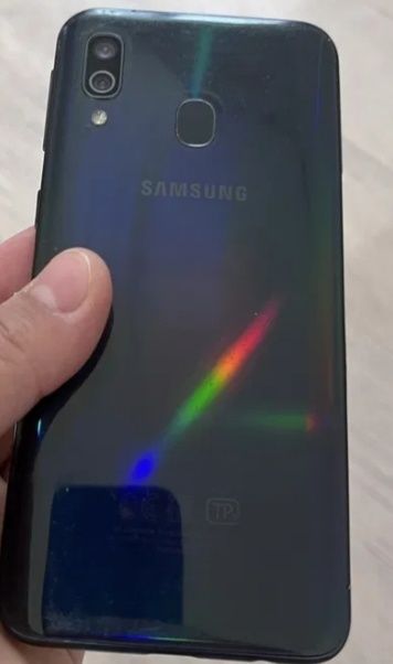 Продам смартфон Самсунг А40