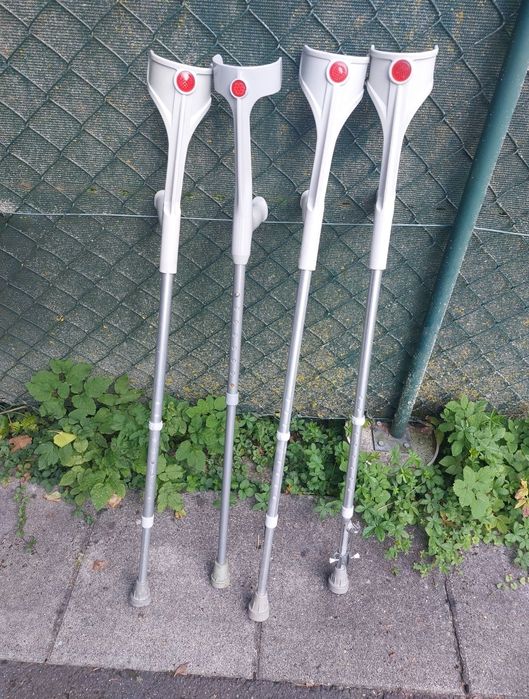 Cârjă reglabilă, cu sprijin pe antebraț.