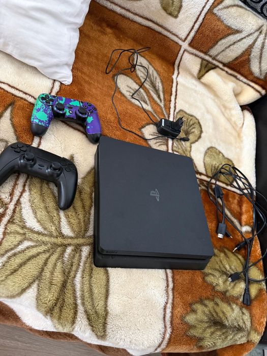 PS4 slim 1TB 2 controllere