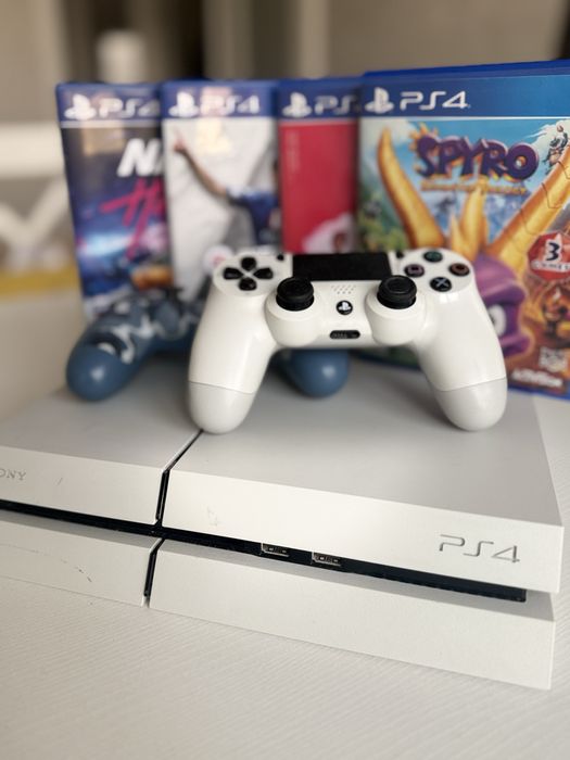 PS4 Б/у, с 2 мя джостиками, все рабочее + игры