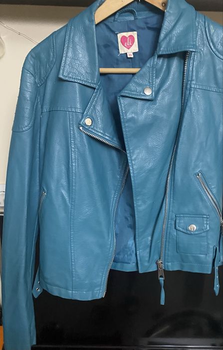 Куртка косуха симпатичная нужен ремонт пожтому отдаю дешево