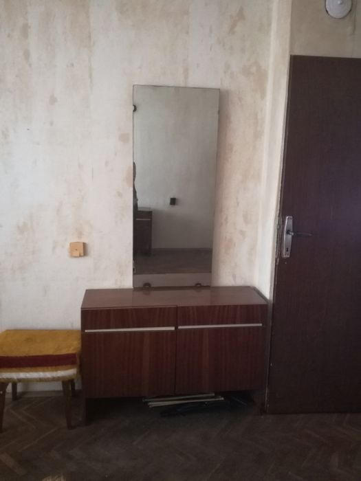 Спалня, нощни шкафчета, тоалетка с огледало