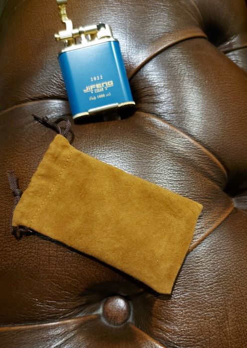 Запалка в четири варианта:черно с хром,черен мат,червено или синьо