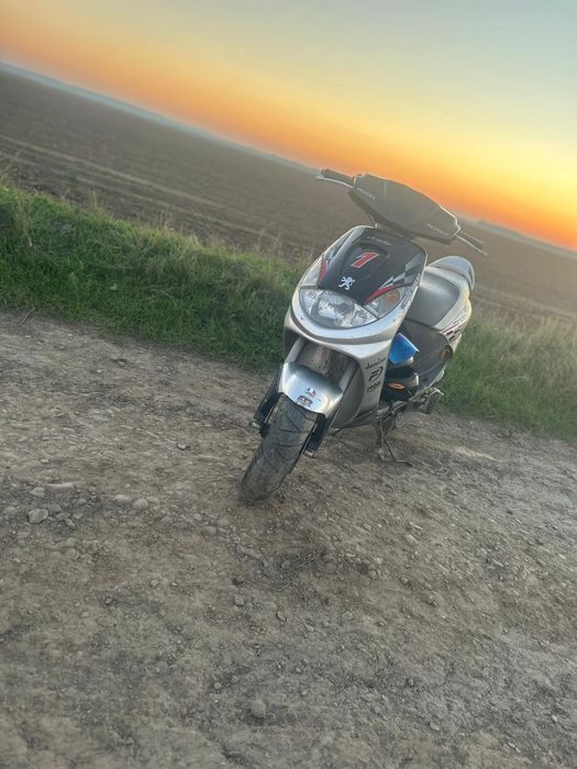 Vând scuter Peugeot vivacity silver sport
