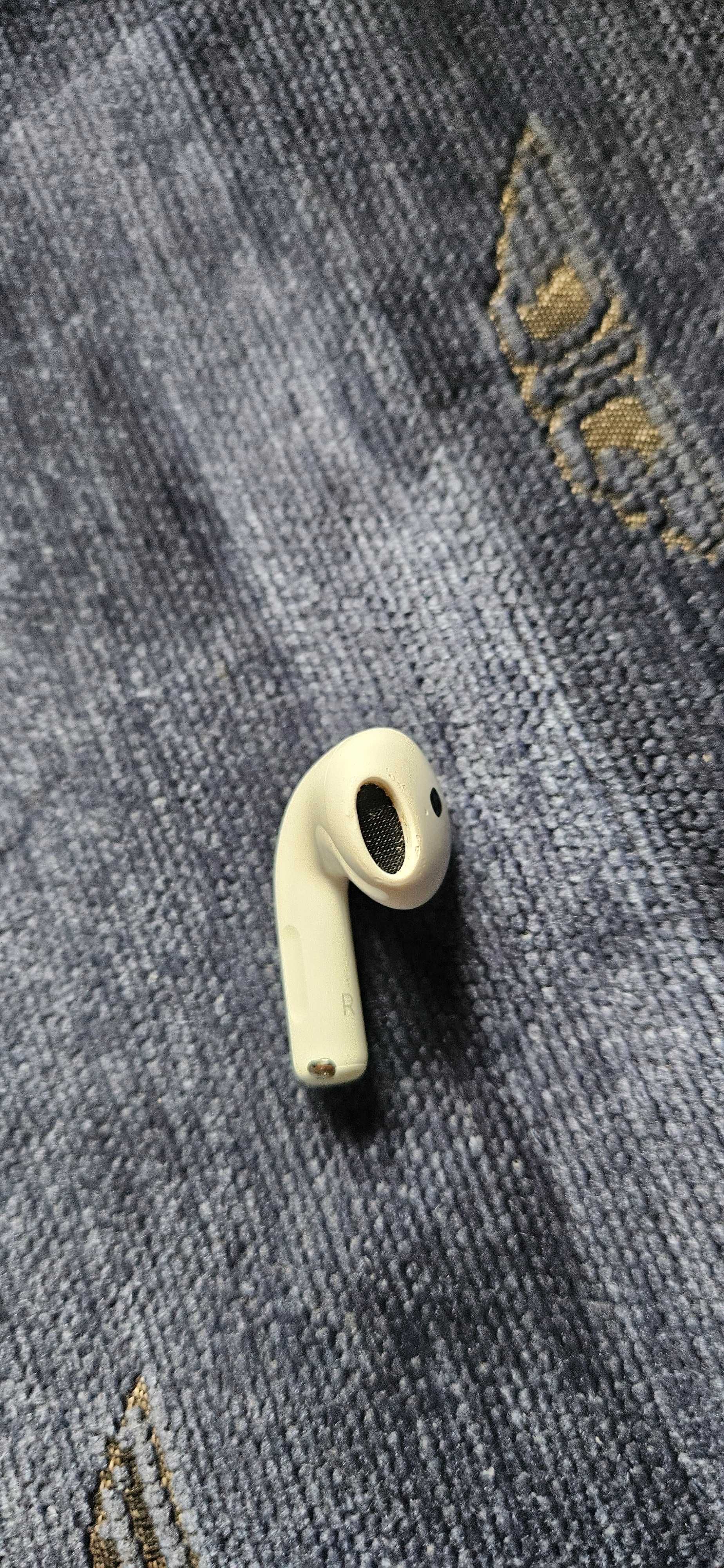 Продавам дясна слушалка Apple Airpods 3rd Generation