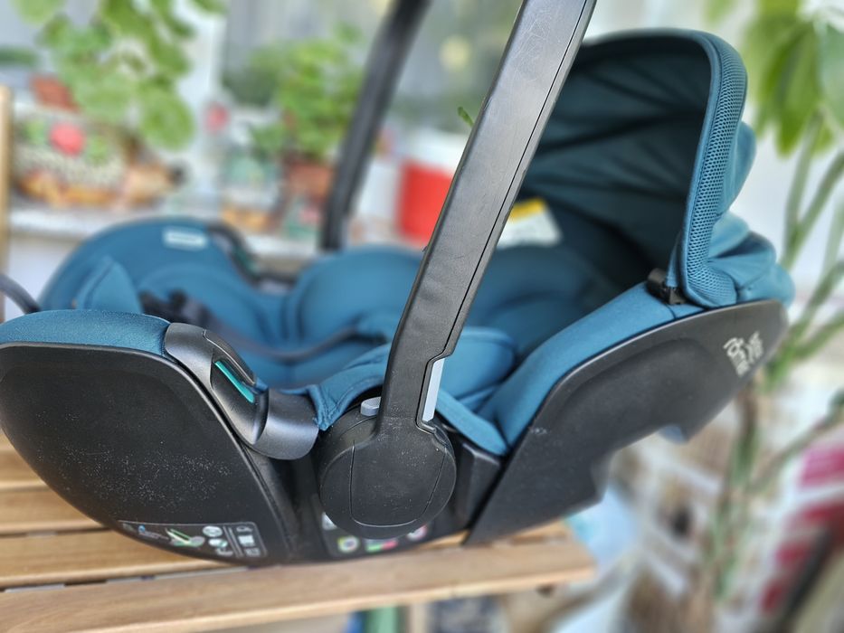 Vând scoica auto pentru bebe Britax Romer