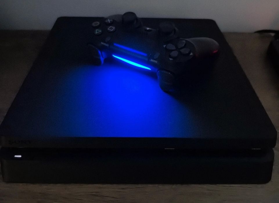 Play Station 4 Slim, 1TB, cu jocuri , 2 controlere originale