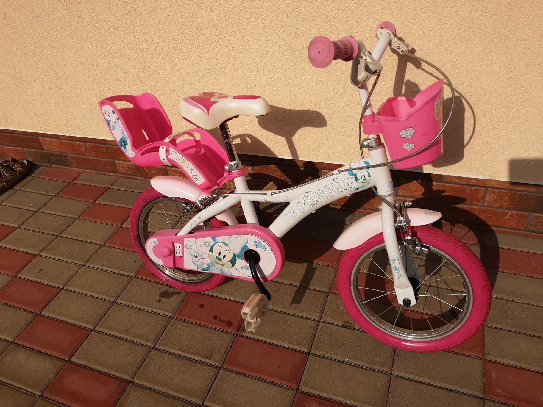 Bicicleta copii cu roti ajutatoare minnie mouse