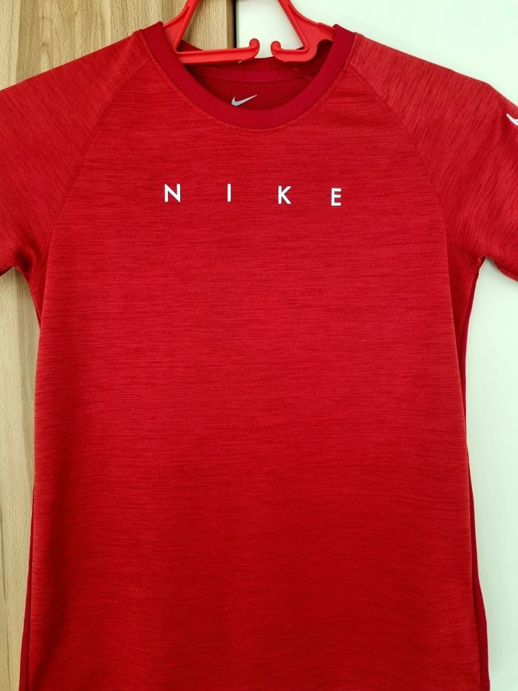 Детска червена тениска Nike 137-147