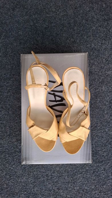 Стилни дамски сандали на ток, от естествена кожа.