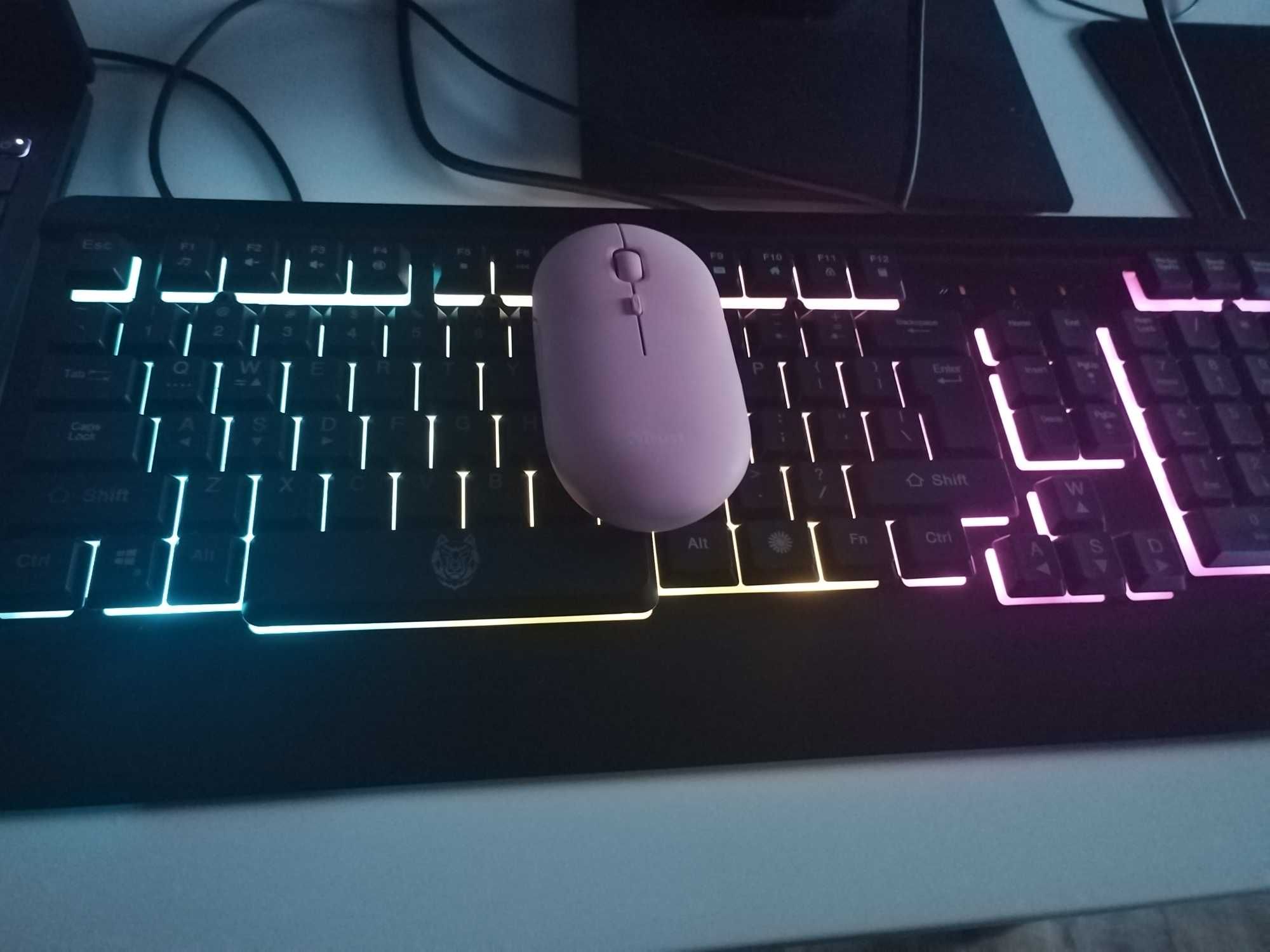 Светеща  USB клавиатура и безжична мишка