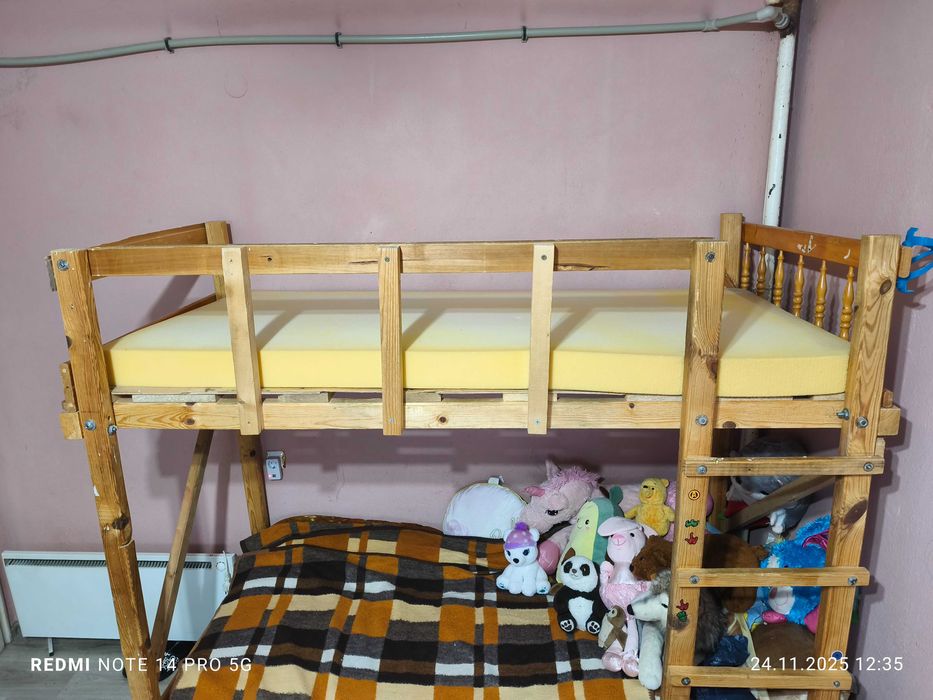 Продавам спалня и двуетажно легло.