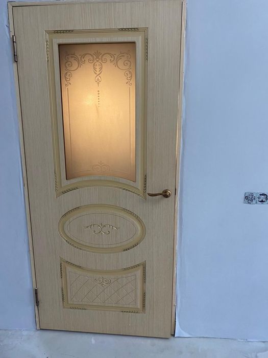 Продаю деревянную дверь