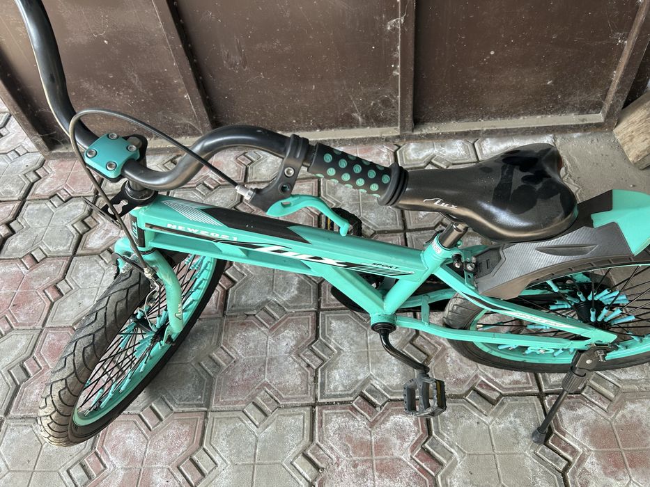 Спортивный велосипед на гору на прогулку в парк возле дома