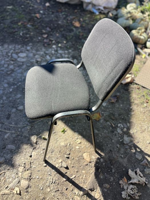 Scaun vizitator, materil negru textil in stare foarte  buna.