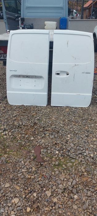 Продавам задни врати за Мерцедес вито 2007 година