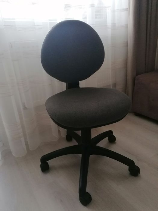 Въртящ се офис стол