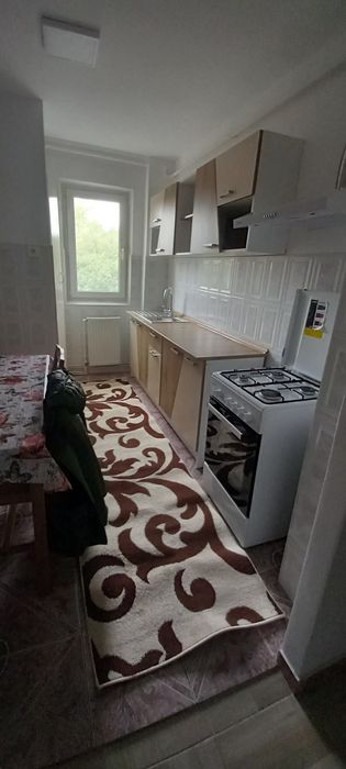 Închiriez apartament cu 2 camere