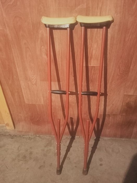 Продам инвалидную коляску костыли