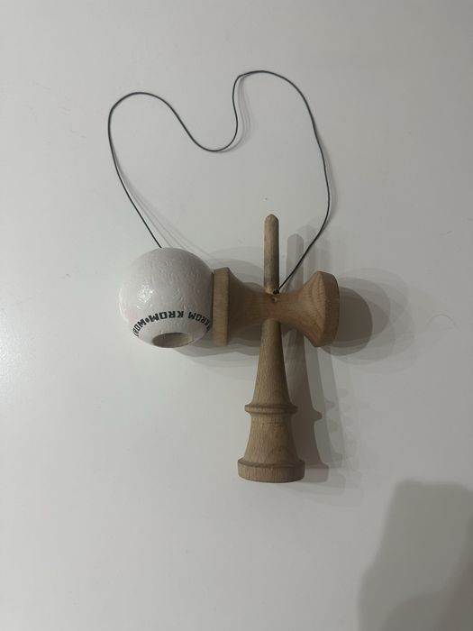 Kendama krom pop sticky alb