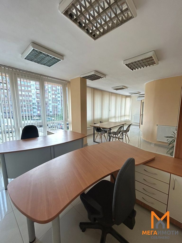 Дава се под наем Офис в Севлиево - 40 кв.м за 255 € - Снимка #1