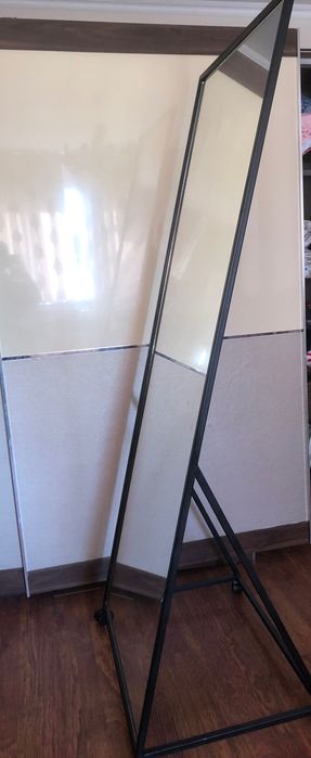 Зеркало напольная на колесиках