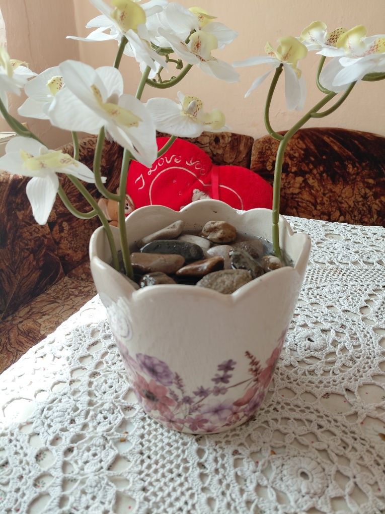 Саксия  с изкуствени цветя.