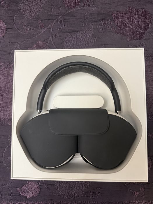 AirPods Max черного цвета