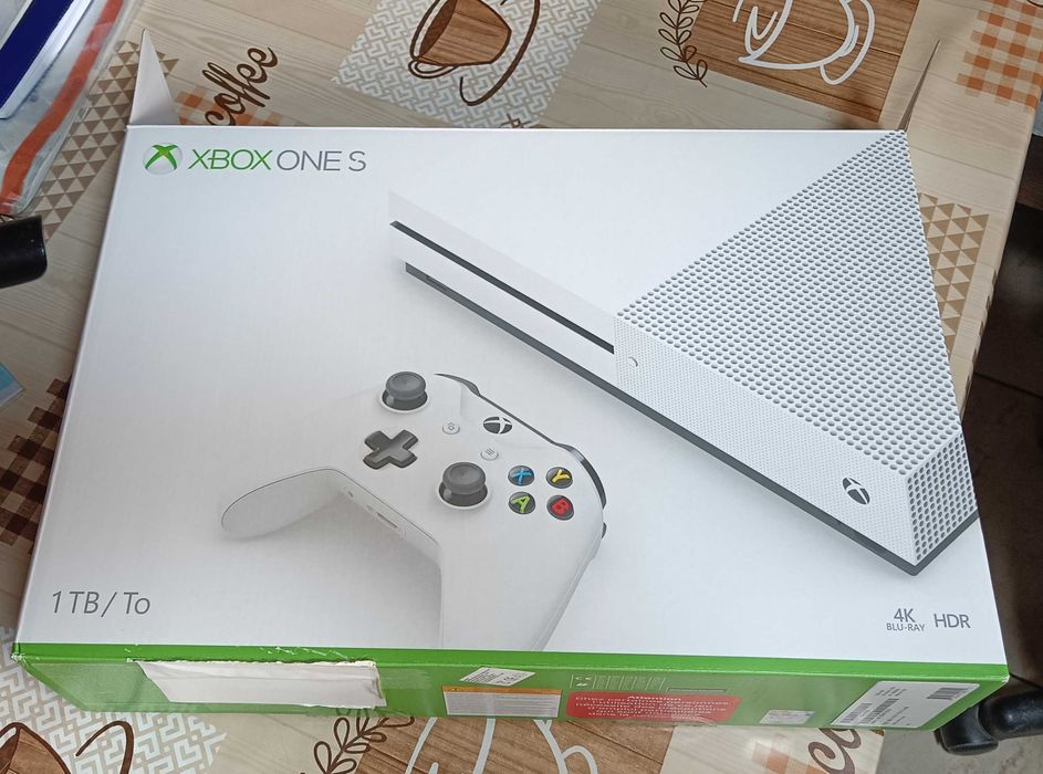 XBOX ONE S 1 TB cu o manetă