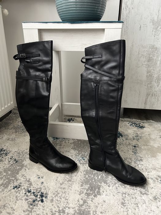 Vând cizme din piele naturală până la genunchi