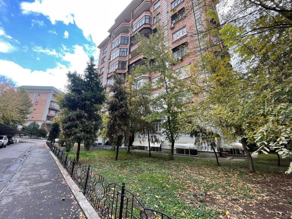 Проадется  Габус  Трехэтажная   Ориентир: ул.Тараса Шевченко 12 комнат