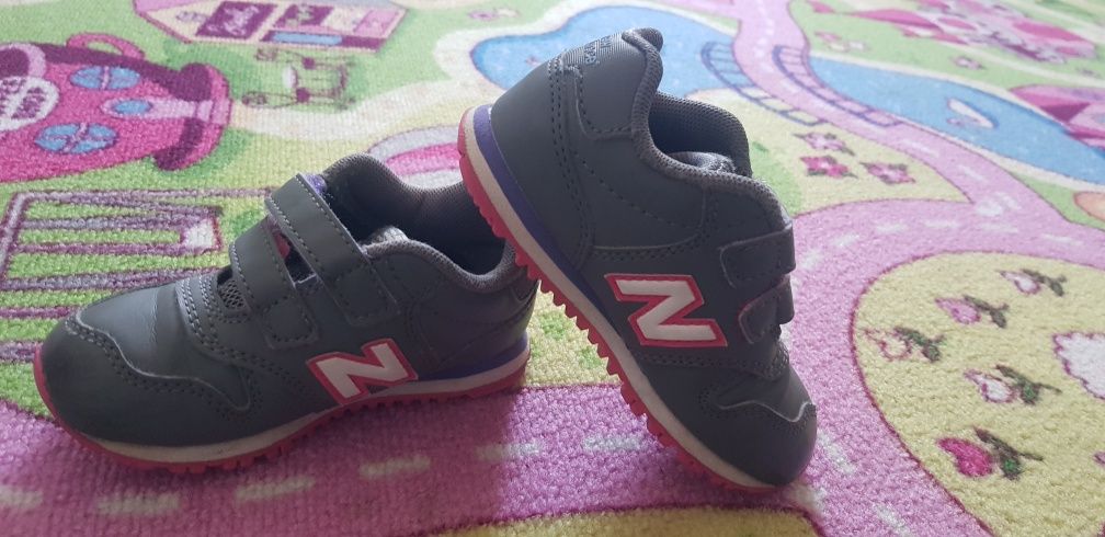 Adidași New Balance 22