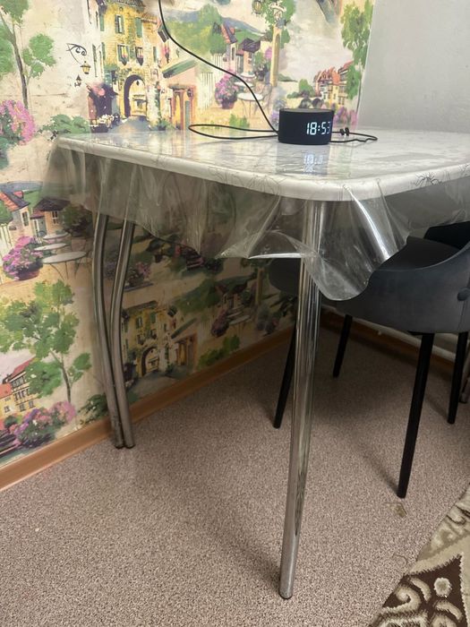 Продам кухонный стол в хорошем состояние