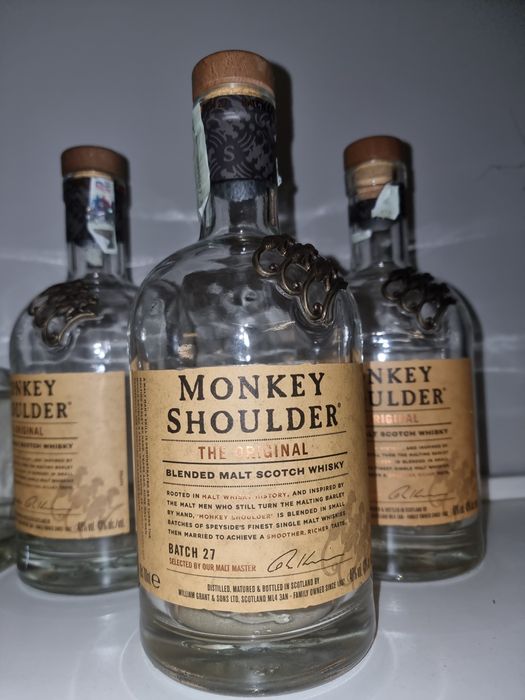 Продавам 10 броя празни бутилки от уиски Monkey Shoulder