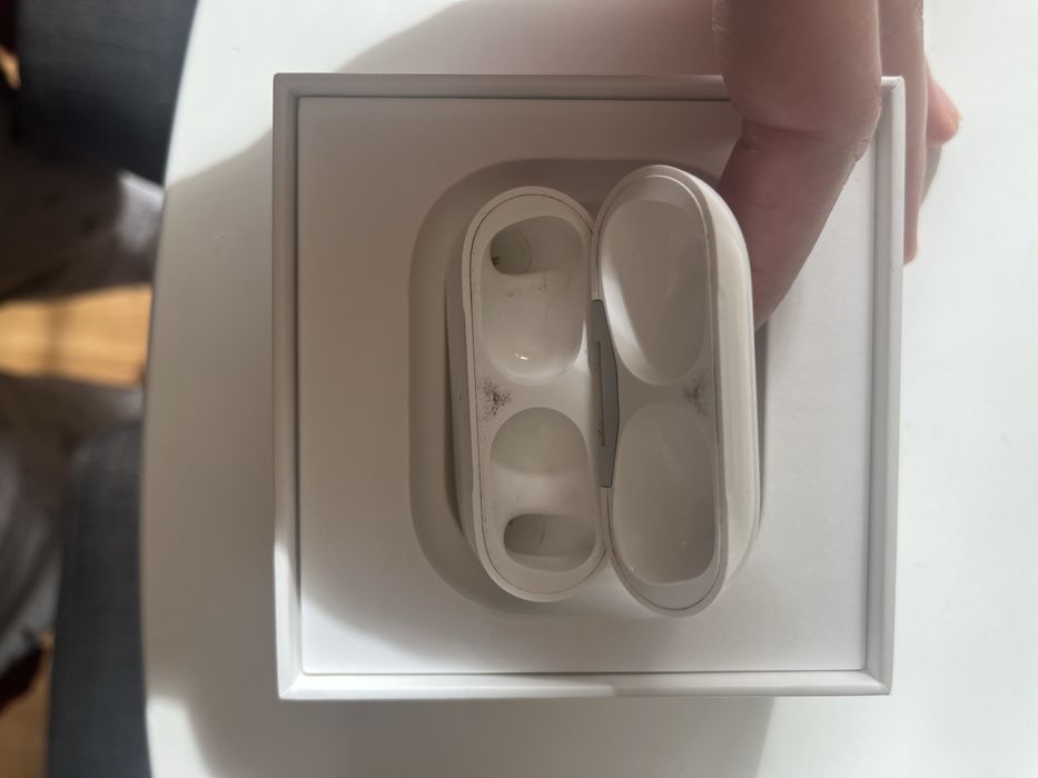 Продавам кейс от оргинални безжични слушалки Apple-AirPods Pro 2nd Gen