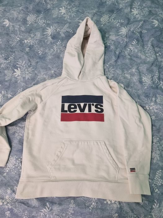 Продавам оригинален суичър на Levi's