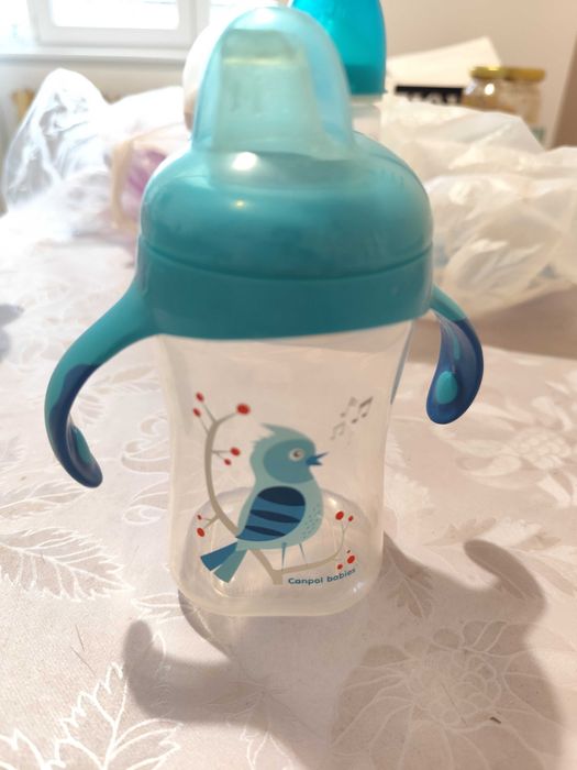 Шишета и неразливащи се чаши