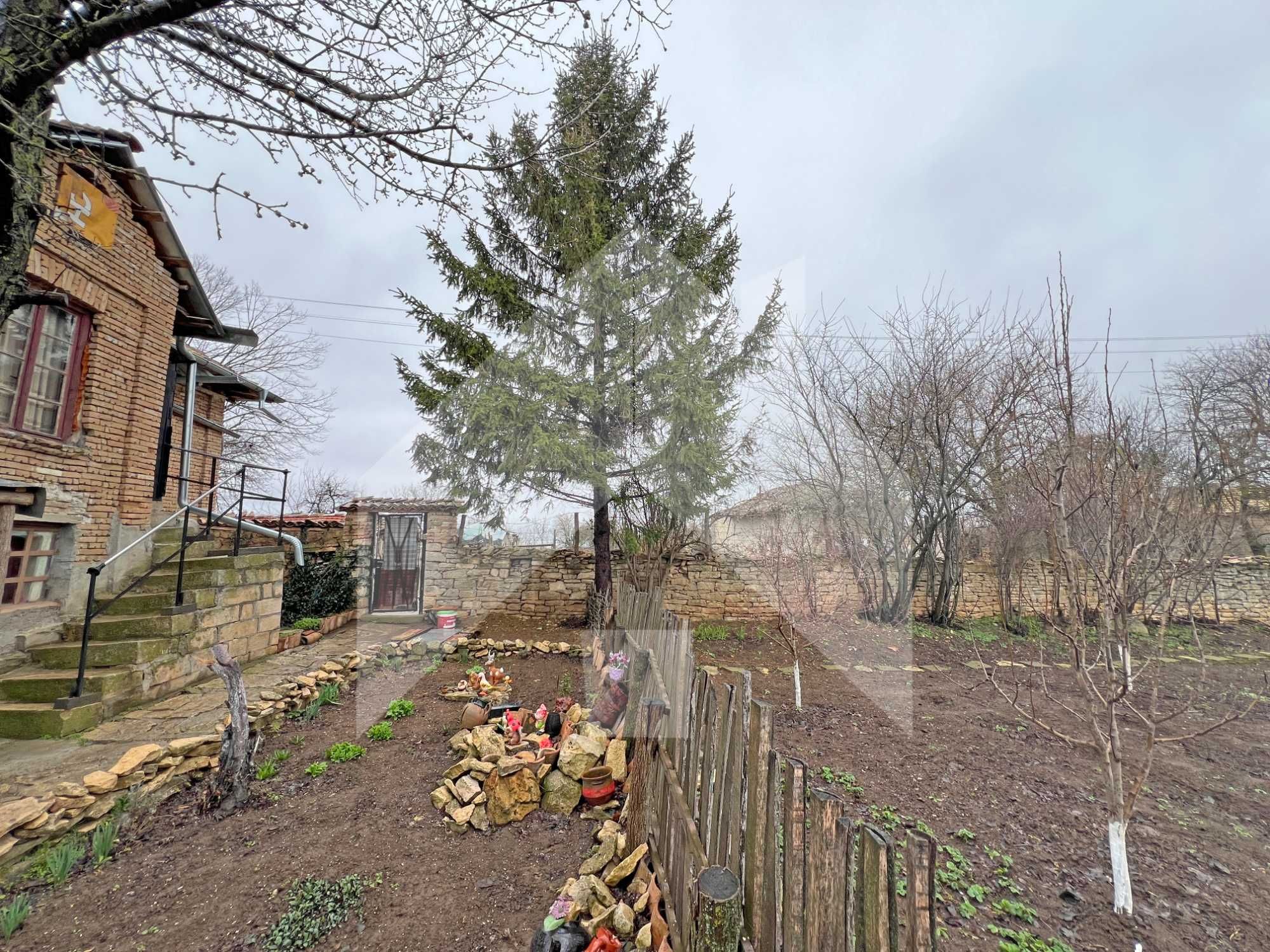 Продава запазена, селска къща с кладенец в село на 10 мин от града.