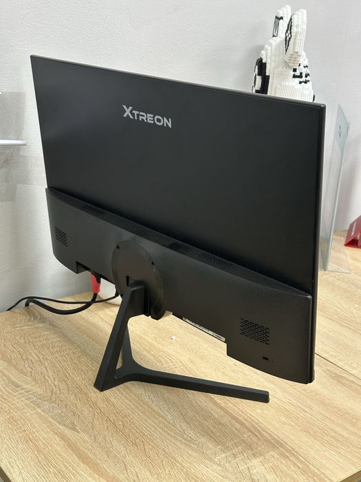 Монитор Xtreon 62 см диагональ