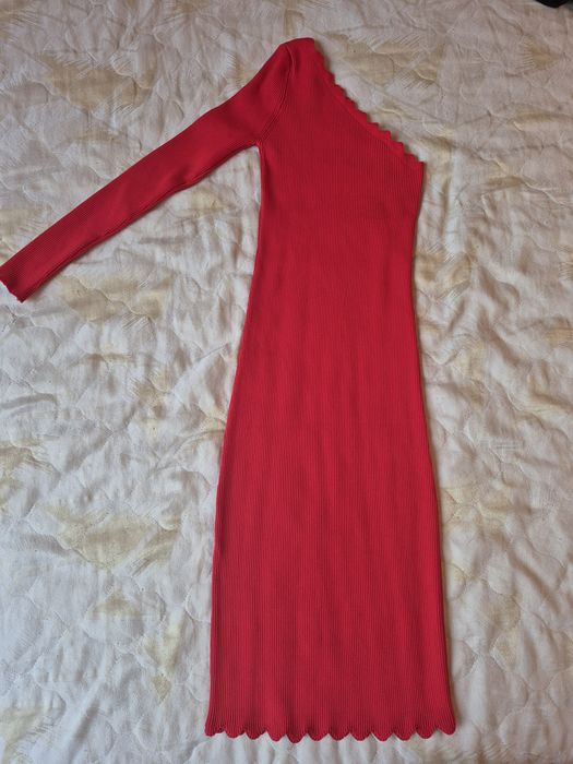 Червена рокля по тялото