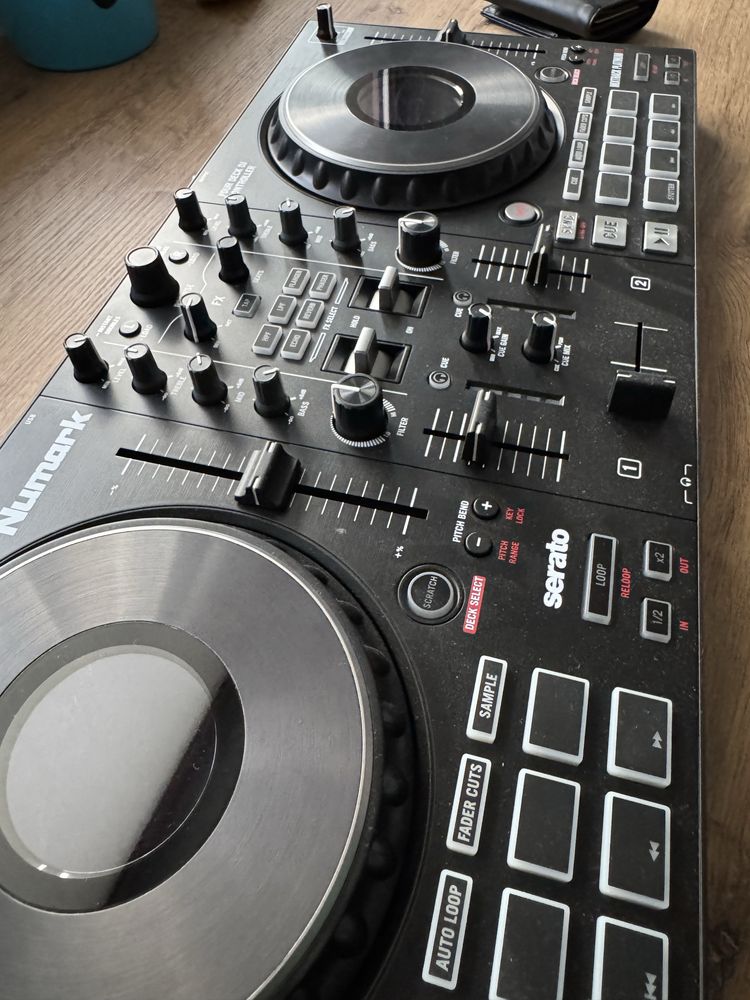 Numark Mixtrack Platinum FX DJ контролер/диджей пулт