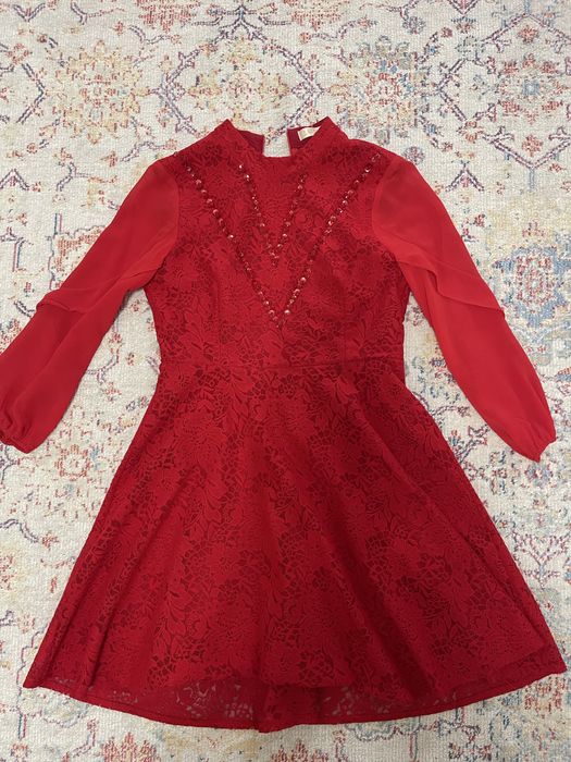 Красное короткое платье, с мелкими стразами