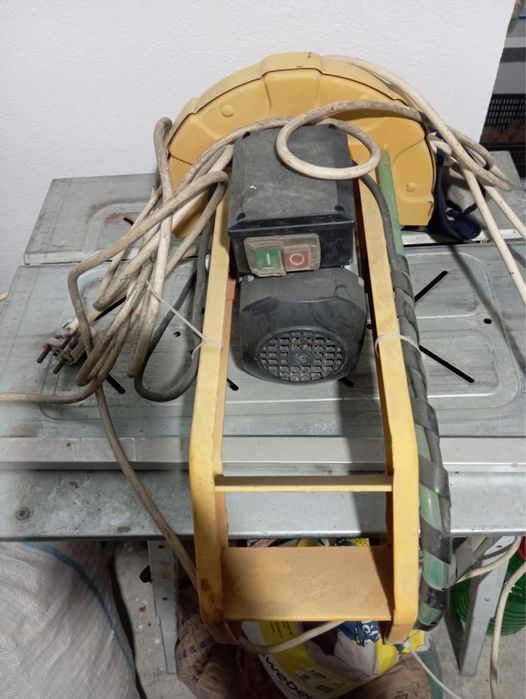 Mașină de tăiat piatră, gresie, pe apă și cheie