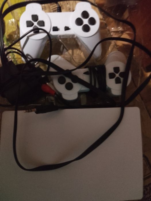 Конзола с 300 ретро игри