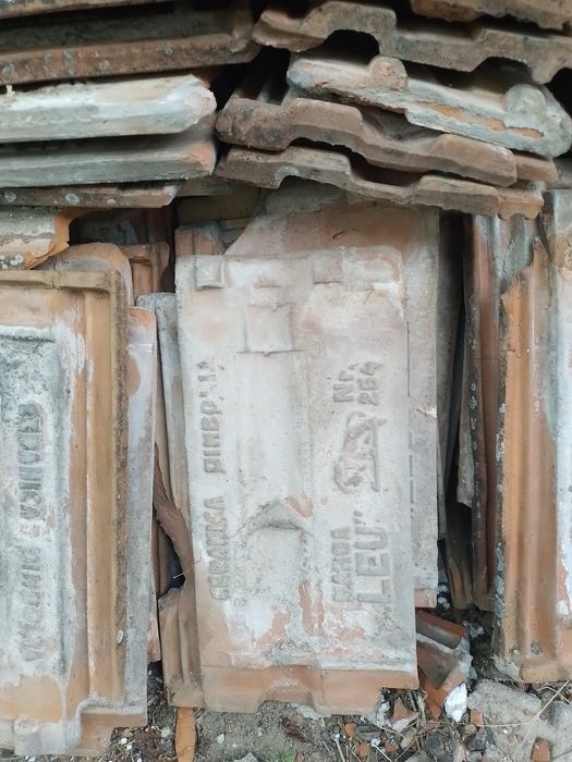 Tigla ,de pus pe casa folosită.