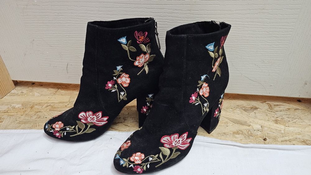 Ghete toc negre cu model floral nr 37 Bershka