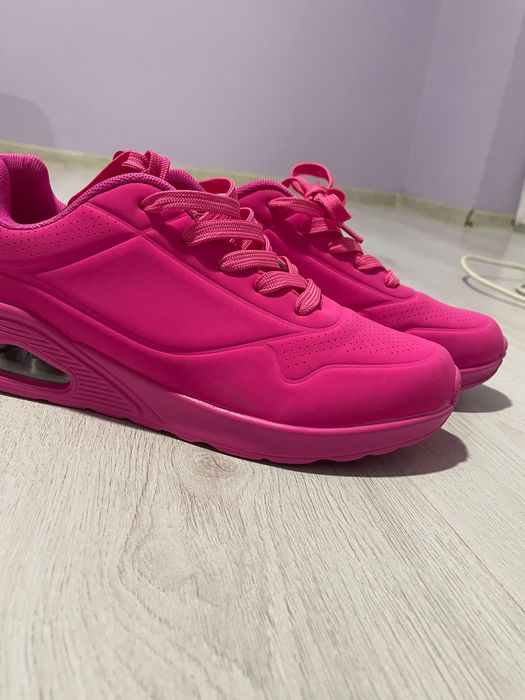 Розови маратонки