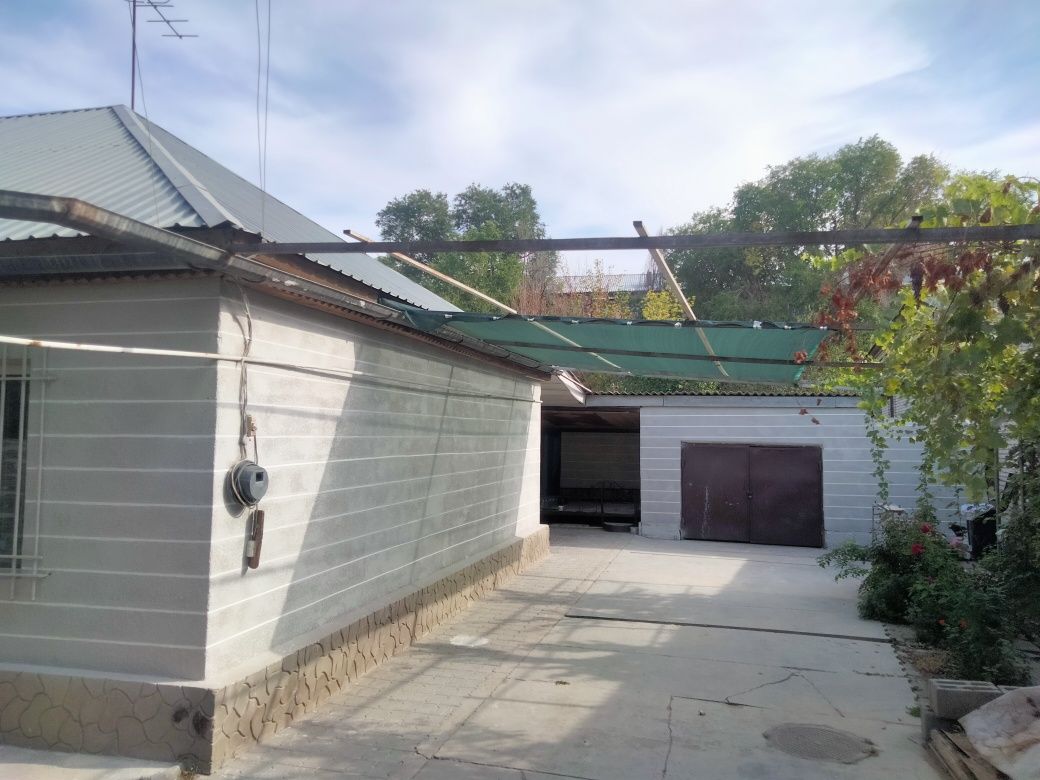 Продаётся участо 8 соток с домом.